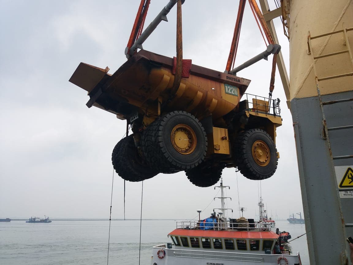 Dump truck tergantung sling crane di atas kapal kerja
